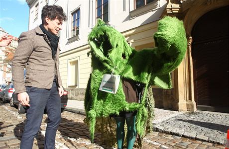 Pedseda Strany Zelench Matj Stropnick s jednou z maskovanch osob.