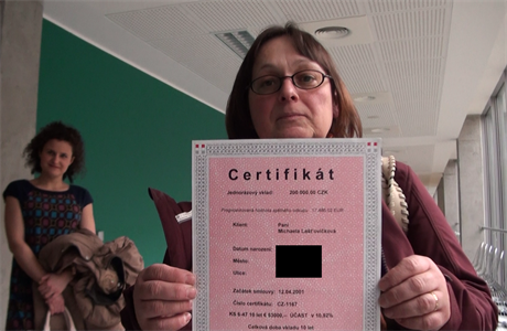 MIchaela Laoviková s certifikátem o své investici do spolenosti Helvag.