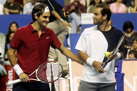 Federer a Sampras pi jedné ze svých exhibicí.