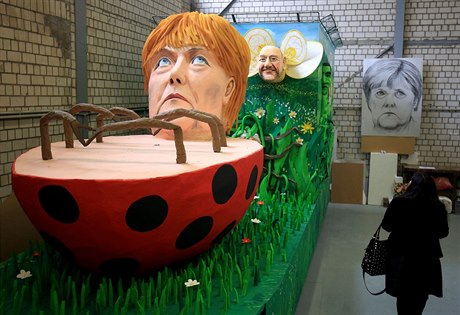 Německá kancléřka Angela Merkelová jako bezmocná beruška, americký prezident...