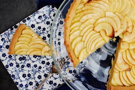 Klasický francouzský tarte aux pommes.