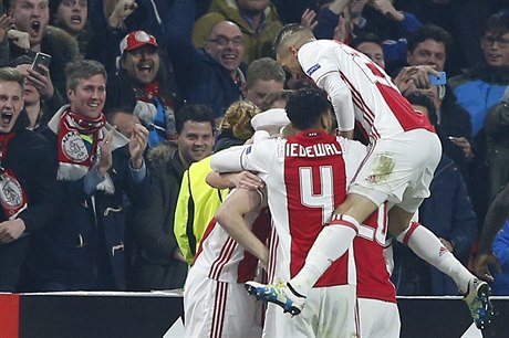 Radost fotbalist Ajaxu po gólu v síti Legie Varava.
