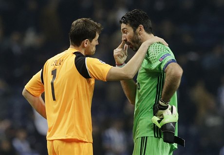 Iker Casillas a Gianluigi Buffon po vzájemném duelu v Lize mistrů