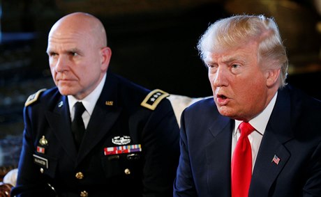 McMaster vlevo a preziden USA Donald Trump vpravo