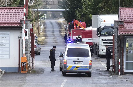 Areál v Police hlídají policisté, hasii chtjí nasadit hasící tank.