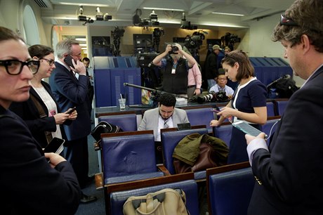 Novinái nebyli vputní na tiskovou konferenci a pracují z instruktání...