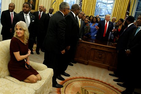 Kellyanne Conwayové v botách kleí na pohovce Oválné pracovny.