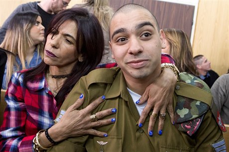 Izraelský voják Elor Azaria eká na rozsudek se svou matkou.