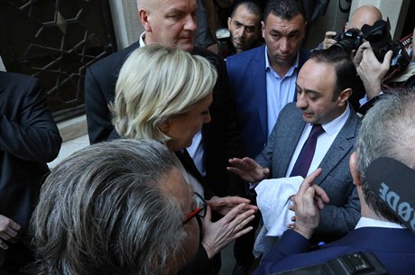 Marine Le Penová si odmítá zakrýt hlavu átkem kvli setkání s libanonským...