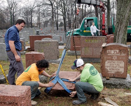 Pracovníci idovského hbitova v St. Louis vztyují zpt jeden ze 140...
