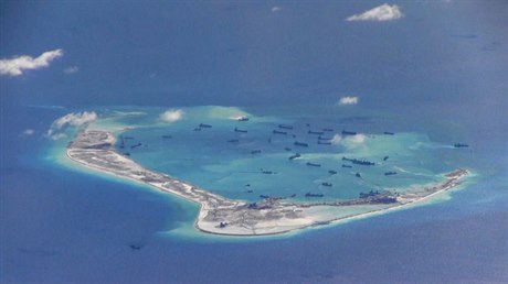Čínské námořnictvo u jednoho z uměle vybudovaných ostrovů v Jihočínském moři.