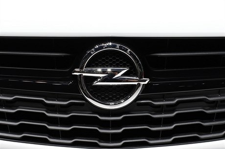 Logo automobilky Opel.