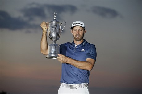 Dustin Johnson se konen dokal. Slaví svj první triumf na majoru.