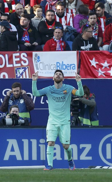 Lionel Messi se raduje z gólu, kterým zajistil Barceloně výhru ve šlágru proti...