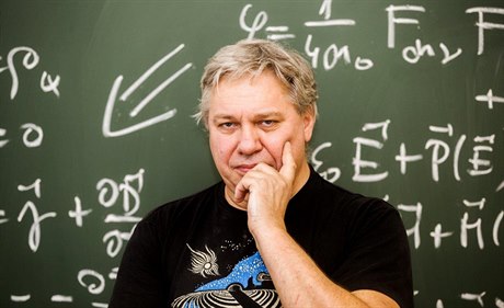 Petr Kulhánek, teoretický fyzik, vyučuje na fakultách ČVUT a popularizuje...