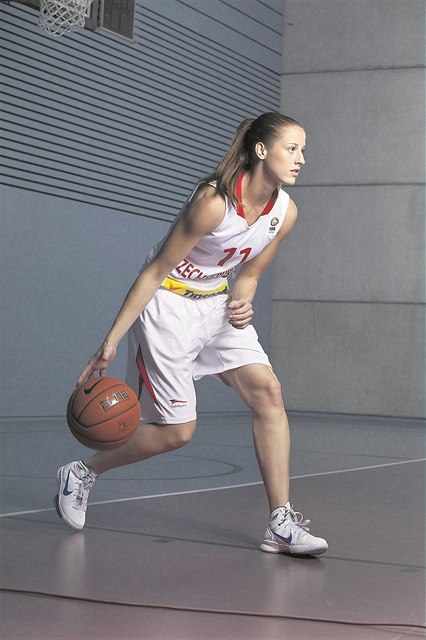 Basketbalistka Kateina Elhotová.