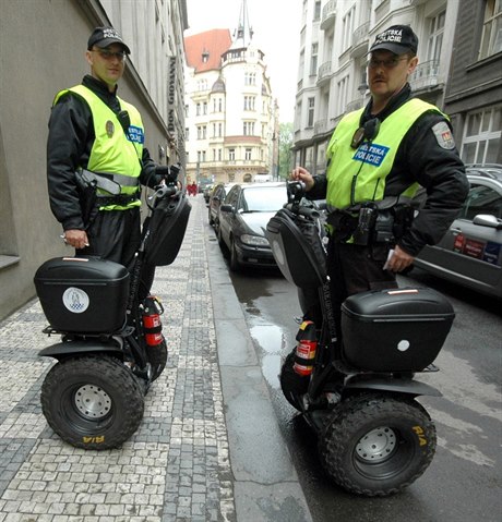 Pratí stráníci na vozítkách segway.