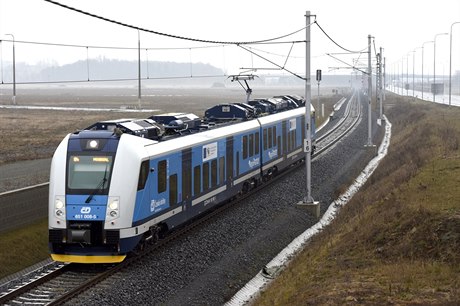 Vlak Českých drah RegioPanter na trati mezi Studénkou a Mošnovem.