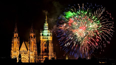 Svtelná pyrotechnická show nad Prahou pedstavila témata napíklad kvtin,...