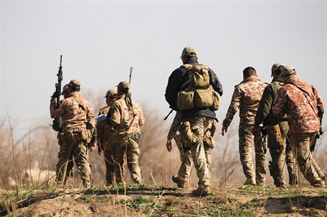Irácké vládní jednotky zahajují útok na msto Havídu (ilustraní foto).