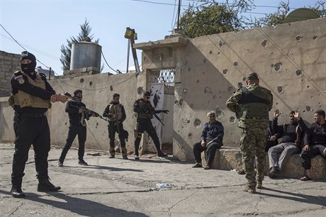 Irátí vojáci hledají písluníky Islámského státu v Mosulu.