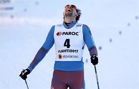 Vítzná radost Sergeje Usugova po prjezdu cílem ve skiatlonovém závod.