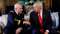 McMaster vlevo, Donald Trump, prezident USA vpravo