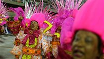 A�koliv je karneval proslaven� kr�sn�mi a mlad�mi �enami, ��astn� se ho v�echny...