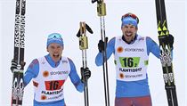 Sergej Usťugov (vpravo) a Nikita Krjukov se radují z triumfu ve sprintu dvojic...