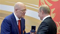 Vladimir Petrov (vlevo) věnuje ruskému prezidentovi Vladimiru Putinovi svůj...
