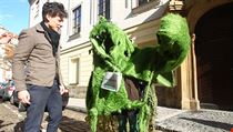 P�edseda Strany Zelen�ch Mat�j Stropnick� s jednou z maskovan�ch osob.