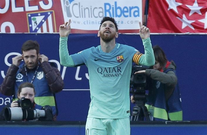 Lionel Messi se raduje z gólu, kterým zajistil Barcelon� výhru ve �lágru proti...