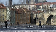 Roger Federer a Tomá Berdych hrají tenis na lodi poblí Karlova mostu v Praze,...
