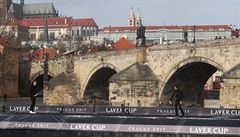 Roger Federer a Tomá Berdych hrají tenis na lodi poblí Karlova mostu v Praze,...