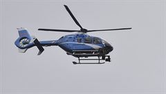 Z bezpečné vzdálenosti objekt monitoruje policejní vrtulník... | na serveru Lidovky.cz | aktuální zprávy