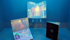 Holografická fotka a příjemný materiál. Němci zavádí menší pasy než zbytek EU