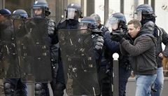 Francouzská poádková policie zaujímá svou pozici...