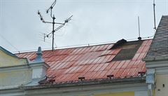 Vtrem  poniená stecha v Touimi na Karlovarsku.