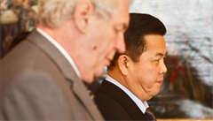 Severokorejský velvyslanec v esku Kim Pchjong-il s prezidentem Miloem Zemanem.