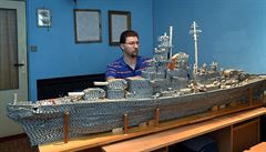 Modelář z Chomutova dokončil stavbu lodi Bismarck z haléřů