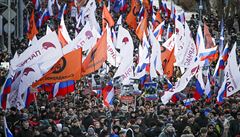 Vlajky a transparenty. A 15 tisíc lidí se rozhodlo uctít památku Borise...