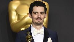 Damien Chazelle pózuje s cenou pro nejlepšího režiséra, kterou získal za film... | na serveru Lidovky.cz | aktuální zprávy
