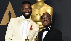 Tarell Alvin McCraney a Barry Jenkins obdr�eli cenu za scéná� k filmu Moonlight.