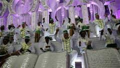 Starostka Tokia Yuriko Koikeová mává s olympijskou vlajkou.