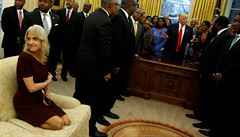 Trumpova poradkyně klečící na pohovce Oválné pracovny? ‚Chová se jako doma u mámy‘
