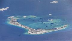 Čína na umělých ostrovech postavila sklady raket. Testuje Trumpa, míní experti