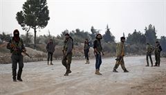 Bojovníci Svobodné syrské armády na pedmstí msta al-Báb.