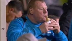 Wayne Shaw se krmí masovým koláčem během zápasu s Arsenalem. | na serveru Lidovky.cz | aktuální zprávy