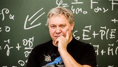 Petr Kulhánek, teoretický fyzik, vyučuje na fakultách ČVUT a popularizuje...