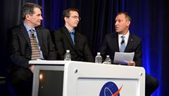 Astronomové NASA (zleva): Sean Carey, Michael Gillon a Thomas Zurbuchen na...